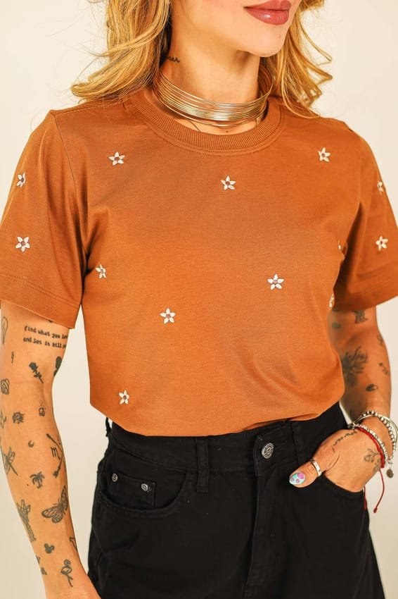 T-shirt bordada cor areia queimada ( G1 ) - Imagem 2